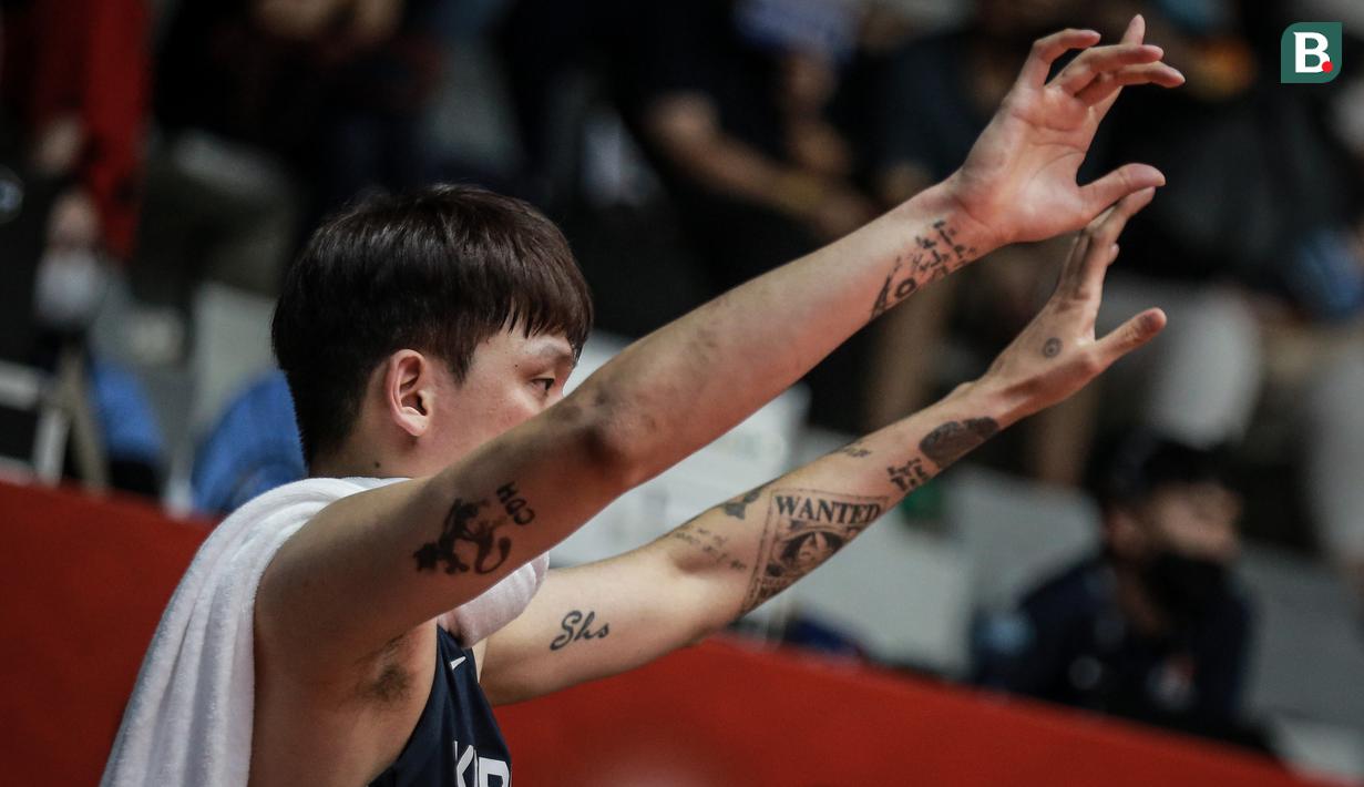 Pebasket Timnas Korea Selatan, Choi Jun-yong melambaikan kepada penonton usai matchday kedua Grup B FIBA Asia Cup 2022 melawan Timnas Basket Taiwan di Istora Senayan, Jakarta, Kamis (14/07/2022). (Bola.com/Bagaskara Lazuardi)