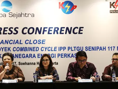 Dirut PT Toba Sejahtra Justarina Naiborhu (kiri), Direktur PT KEP Juli Oktarina (kedua kiri), Direktur PT KEP Renzi Renditya (kedua kanan), dan Direktur PT KEP M Fathoni (kanan) saat konferensi pers di Jakarta, Senin (9/10). (Liputan6.com/Angga Yuniar)