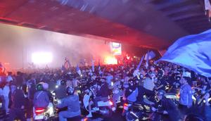 Ribuan pendukung Persib Bandung, Bobotoh, langsung turun ke jalan untuk merayakan keberhasilan tim kesayangan mereka mengunci gelar juara. (Merdeka/Azzura Galexia)