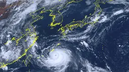 Badan Meteorologi Jepang mengatakan topan sedang menuju ke Laut China Timur, tetapi mungkin mengubah arah dan kembali ke Jepang akhir pekan ini. (Courtesy of National Institute of Information and Communications Technology (NICT) via AP)