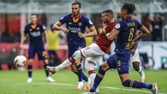 Pemain AC Milan Ante Rebic (tengah) mencetak gol ke gawang AS Roma pada pertandingan Serie A di Stadion San Siro, Milan, Minggu (28/6/2020). AC Milan naik ke posisi 7 klasemen dengan 42 poin usai mengalahkan AS Roma 2-0. (AP Photo/Luca Bruno)