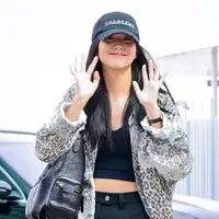 Jisoo BLACKPINK tiba di bandara dengan tas Dior terbaru. [Dok/DIOR].