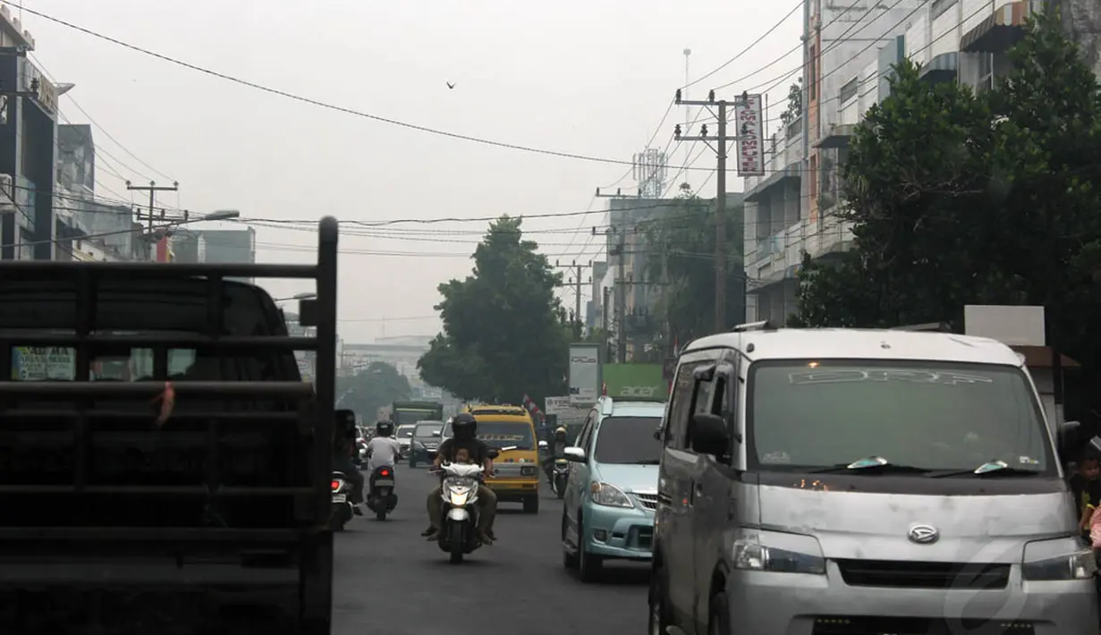 Kabut asap ini juga berdampak pada kesehatan warga sehingga menyebabkan napas jadi sesak, mata sakit dan tenggorokan gatal, Sumatera Selatan, (14/10/14). (Liputan6.com/Faizal Fanani)