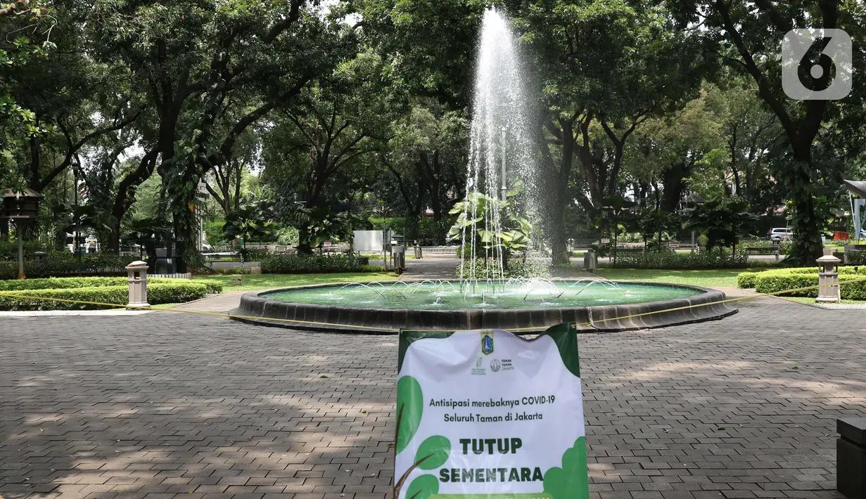 Suasana Taman Suropati di kawasan Menteng, Jakarta, Selasa (24/3/2020). Pemerintah Provinsi DKI Jakarta menutup semua Ruang Terbuka Hijau terhitung sejak 14 Maret 2020 hingga 14 hari ke depan sebagai antisipasi merebaknya virus Corona Covid-19. (Liputan6.com/Helmi Fithriansyah)