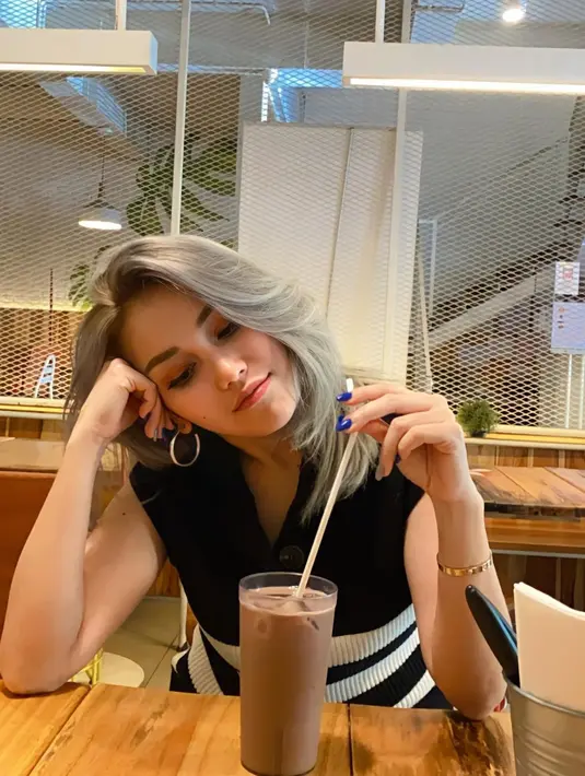 6. Digerai atau distyling, warna rambut ini benar-benar bisa diaplikasikan dengan ragam gaya rambut.  (Foto: Instagram/ Ayu Ting Ting).