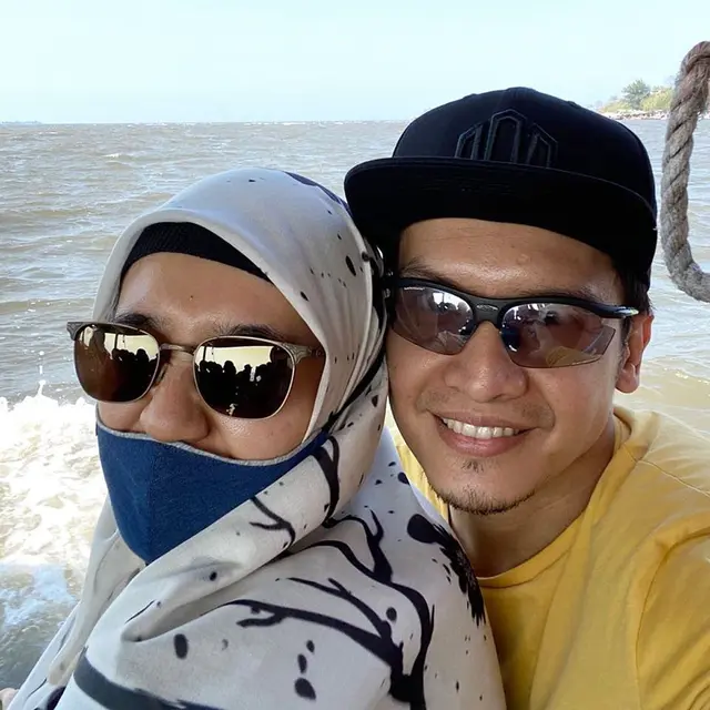 Kerja Sambil Liburan, Ini 6 Potret Manis Dimas Seto dan Dhini Aminarti di Pulau Seribu