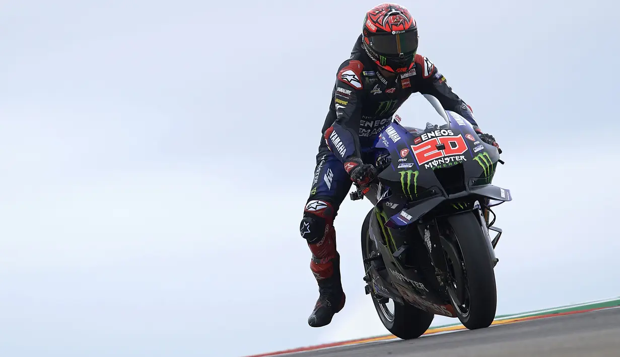 Tak lama, pebalap asal Spanyol itu malah terlibat insiden dengan Fabio Quartararo. Dikutip dari The Race, Marquez membuat sebuah kesalahan kecil usai keluar dari tikungan tiga. Ia kehilangan sedikit grip ban belakang dan bermaksud untuk melakukan koreksi. Karena kecepatan Marquez tiba-tiba menurun, Fabio Quartararo yang ada di belakangnya tak sempat bereaksi. Pebalap asal Prancis itu pun menghantam sisi kanan belakang Marquez dan terjatuh ke aspal. (AP/Jose Breton)