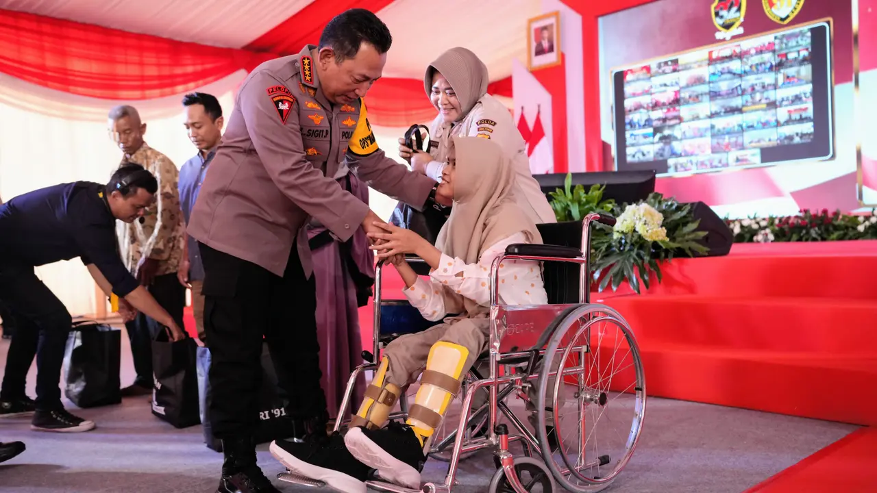 Kapolri Jenderal Listyo Sigit Prabowo saat meninjau kegiatan bakti sosial dan kesehatan yang diselenggarakan oleh Akabri 1991 di Malang, Jawa Timur.