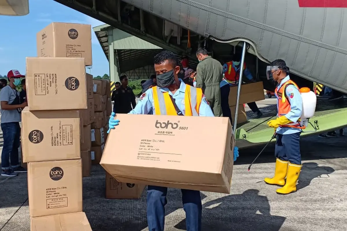 Pesawat Hercules TNI AU itu membawa bantuan alat kesehatan yang terdiri dari 80 koli APD sebanyak 4.000 dan 10 koli masker. (Foto: Liputan6.com/Siti Hardiani)
