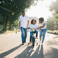 Ilustrasi anak belajar bersepeda. (Sumber foto: Pexels.com).