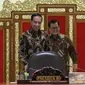 Presiden Jokowi saat akan memimpin Rapat Terbatas Evaluasi Proyek Strategis Nasional, Jakarta, Senin (16/4). Jokowi mengimbau para menterinya untuk meningkatkan nilai tambah bagi perekonomian daerah dan menekan ketimpangan. (Liputan6.com/Angga Yuniar)