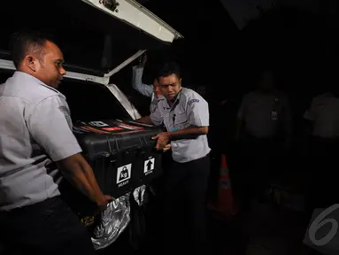 Petugas membawa kotak berisi "Black Box" jenis Flight Data Recorder (FDR) yang baru saja tiba di Gedung KNKT, Jakarta, Senin (12/1). (Liputan6.com/Miftahul Hayat)