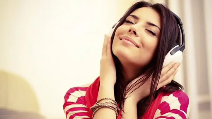 Mendengarkan radio/Copyright Shutterstock