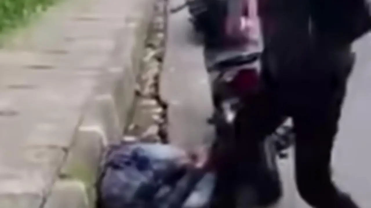 Sebuah video viral di media sosial seorang pengendara motor menghantam pengendara lain hingga kejang-kejang.