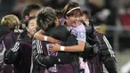 Pemain Jepang, Hinata Miyazawa melakukan selebrasi bersama para tim pelatih setelah Norwegia mencetak gol bunuh diri melalui Ingrid Syrstad Engen pada laga 16 besar Piala Dunia Wanita 2023 di Wellington Regional Stadium, Wellington, Selandia Baru, Sabtu (05/08/2023). (AP Photo/Alessandra Tarantino)