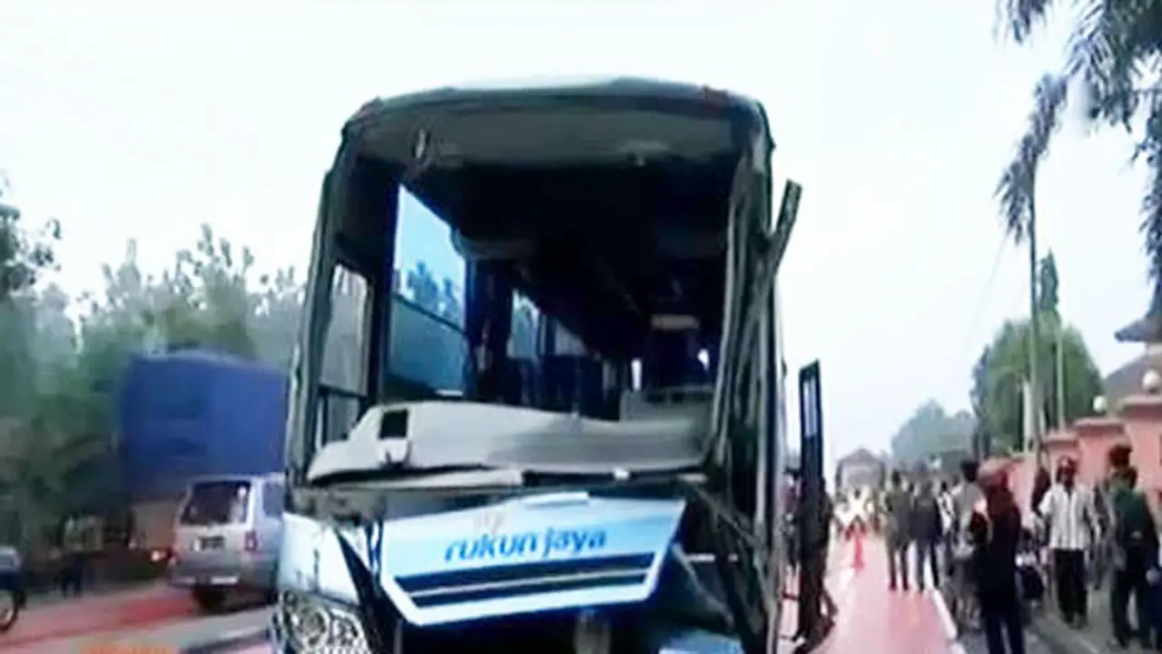 Kecelakaan Bus Vs Truk TNI