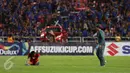 Bek Timnas Indonesia, Fachruddin tertunduk usai laga final kedua Piala AFF 2016 melawan Thailand di National Stadium Rajamangala, Bangkok, Sabtu (17/12). Indonesia kalah 2-0 dan harus puas menjadi runner up. (Liputan6.com/Helmi Fithriansyah)