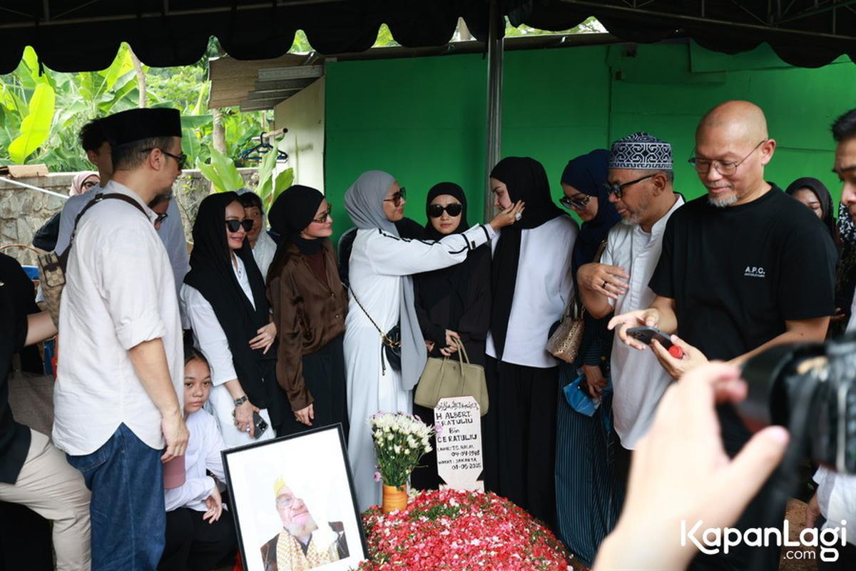 7 Potret Pemakaman Ayahanda Mona Ratuliu, Tangis Haru Iringi Kepergian Almarhum ke Peristirahatan Terakhir