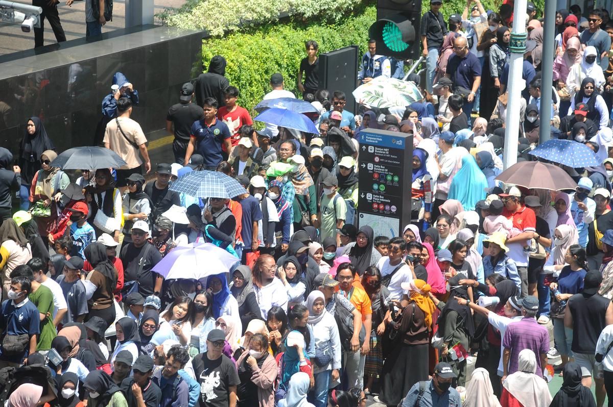 Warga serbu stand UMKM yang ramaikan pesta rakyat Prabowo-Gibran