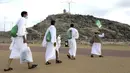 Para jemaah berjalan menuju Bukit Arafah saat melangsungkan rangkaian ibadah haji, dekat Makkah, Arab Saudi, Kamis (30/7/2020). Hanya sekitar 1.000 jemaah yang diizinkan untuk melakukan ibadah haji tahun ini karena pandemi virus corona COVID-19. (AP Photo)