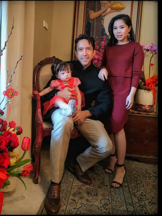 Kebahagiaan bertambah, sang istri Mita Soedarjo kini tengah mengandung anak keduanya. Pemain sinetron Patriot itu bersyukur lantaran hingga usia kandungan 3 bulan istrinya tidak mengalami ngidam yang aneh-aneh. (Instagram/marulitampubolon777)