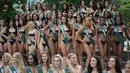 Kontestan Miss Earth 2018 berpose di tepi kolam renang selama presentasi media di Manila, Filipina, Kamis (11/10). Sebanyak 88 wanita cantik dari berbagai negara mengikuti kontes bertema tahun ini, dunia bebas plastik. (TED ALJIBE / AFP)