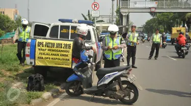 Direktorat Lalu Lintas Polda Metro Jaya merazia sejumlah kendaraan dalam rangka Operasi Patuh Jaya di Jalan Raya Pesing, Jakarta, Rabu (18/5). Razia untuk mengantisipasi sepeda motor yang melawan arus dan masuk jalur flyover. (Liputan6.com/Gempur M Surya)