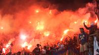 Flare yang dinyalakan oleh beberapa pendukung Persib Bandung saat menghadapi PSS Sleman pada pekan kelima BRI Liga 1 di Stadion Maguwoharjo, Sleman, Jumat (19/8/2022) lalu. (dok. PSS Sleman)