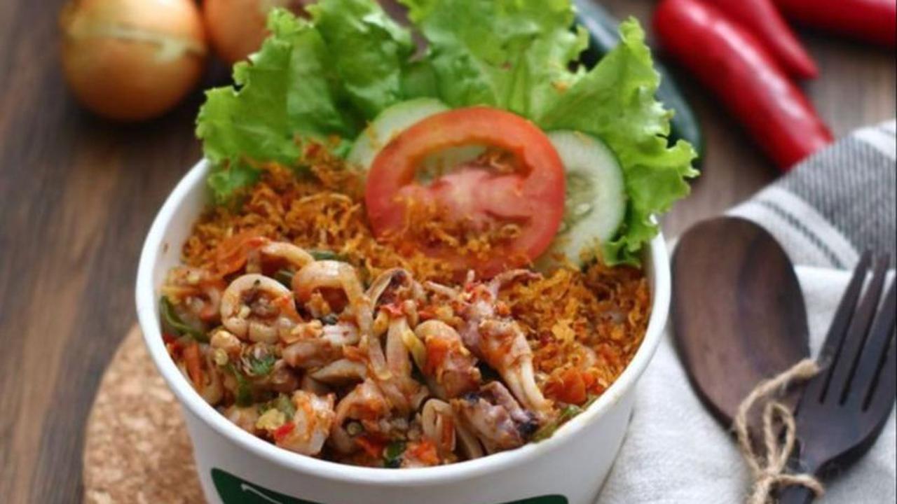 Bila berkunjung ke salah satu outletnya, rice bowl cumi kecombrang menjadi menu andalan yang dapat Anda coba. Salah satu outlet yang dapat Anda kunjungi yakni di Jl. Otista Raya No. 70, Kampung Melayu, Jakarta Timur.<br>