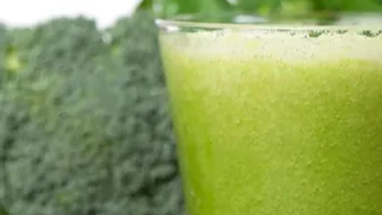 4. Jus Hijau: Wortel, Selada, dan Brokoli