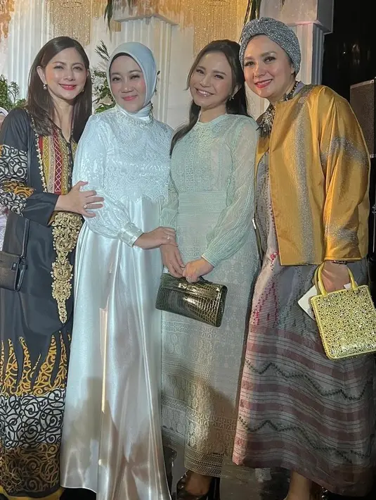 Dalam potret yang diabadikan Cut Keke, terlihat juga istri Ridwan Kamil, Atalia Putri yang tampil anggun dengan dress putih, kemudian penyanyi Rossa dengan dress renda warna hijau mint. [@cutkeke_xavier]