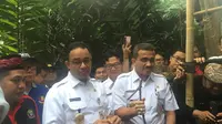 Gubernur Anies Baswedan menyambangi perkebunan duku di kawasan Condet, Jakarta Timur. (Liputan6.com/Ika Defianti)