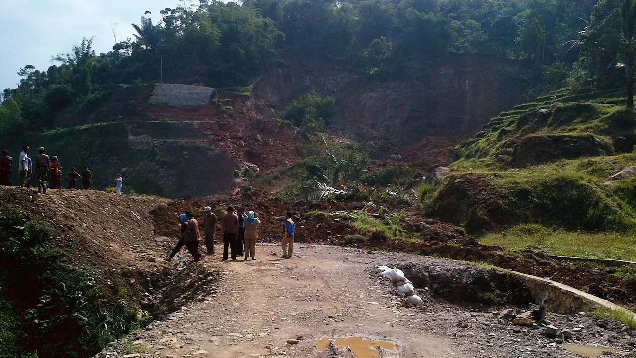Tanah Bergeser dan Longsor, Warga Cibunian Bogor Harus Pindah