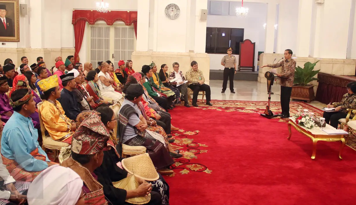 Suasana pertemuan Presiden Joko Widodo dengan Aliansi Masyarakat Adat Nusatara bersalaman dengan Presiden Joko Widodo di Istana Negara, Jakarta, Rabu (22/3). Dalam pertemuan tersebut dibahas persoalan tanah adat. (Liputan6.com/Angga Yuniar)