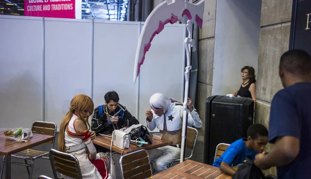 Saat istirahatpun para anime dalam versi manusia ini tetap membawa senjata andalan mereka, Japan Cultural Institute, Paris, Rabu (2/7/2014) (AFP Photo/FRED DUFOUR) 