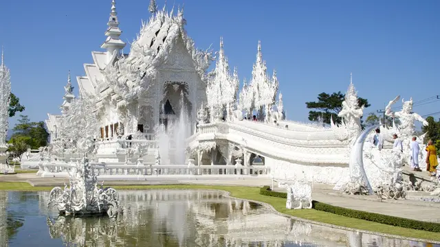 6 Fakta Unik Wat Rong Khun Thailand, Dihiasi Potongan Mosaik Cermin