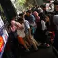 Pencari kerja mencari informasi lowongan pekerjaan saat acara Job Fair di kawasan Jakarta, Rabu (27/11/2019). Job Fair tersebut digelar dengan menawarkan lowongan berbagai sektor untuk mengurangi angka pengangguran. (Liputan6.com/Johan Tallo)