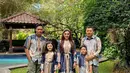 Keluarga Anang Ashanty kenakan seragam busana muslim dengan paduan warna biru dan cokelat [@ashanty_ash]