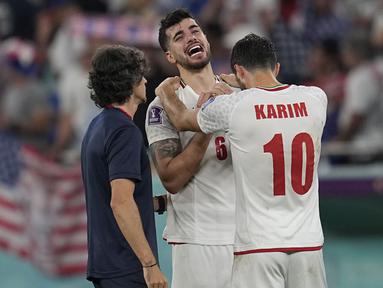 Pemain Iran, Saeid Ezatolahi, menangis usai ditaklukkan Amerika Serikat pada laga Grup B Piala Dunia di Stadion Al Thumama, Doha, Selasa (29/22/2022). (AP/Ebrahim Noroozi)