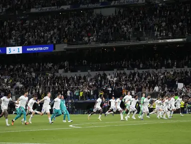 Para pemain Real Madrid melakukan selebrasi usai pertandingan leg kedua semifinal Liga Champions melawan Manchester City di stadion Santiago Bernabeu di Madrid, Spanyol, Kamis (5/5/2022). Madrid menang atas City 3-1 dan lolos ke babak final dengan agregat, 6-5, atas The Citizens. (AP Photo/Bernat Armangue)