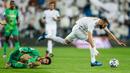 Striker Real Madrid, Karim Benzema melewati pemain Real Sociedad, Mikel Merino selama laga perempat final Copa del Rey di Santiago Bernabeu, Kamis (6/2/2020). Real Madrid gagal melaju ke semifinal Copa del Rey setelah dibungkam Real Sociedad dengan skor 3-4. (AP Photo/Manu Fernandez)