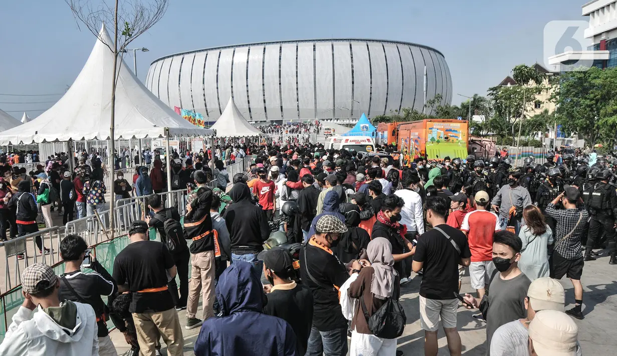 Kepadatan warga memenuhi akses jalan di sekitar JIS, Papanggo, Jakarta Utara, Minggu (24/7/2022). Grand Launching atau peresmian stadion baru Ibu Kota yang akan dimeriahkan oleh konser band papan atas dan laga persahabatan Persija Jakarta tersebut disambut antusias warga yang terlihat mulai memadati sejak siang tadi. (Liputan6.com/Iqbal S. Nugroho)