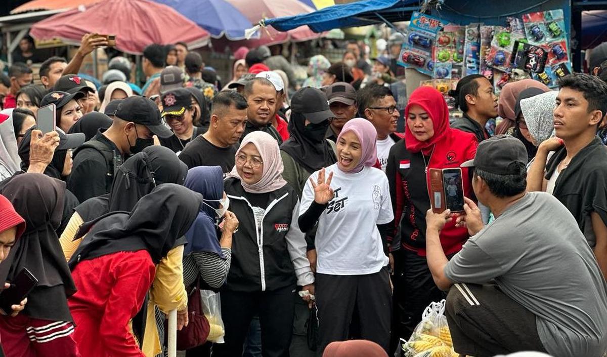 Malam semakin larut, Atikoh sesekali memilih mengajak santri bersalawat. Dia memimpin Salawat Nariyah bersama para santri dengan fasih.<br>