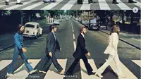 Menteri Keuangan Sri Mulyani Indrawati berfoto di depan Stadion Lukas Enembe Jayapura Papua dengan bergaya ala cover album “The Beatles’ Abbey Road”. (Tangkapan layar instagram @smindrawati)