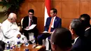 Presiden Joko Widodo berbincang dengan Pemimpin Oposisi Parlemen Sri Lanka, Rajavarothiam Sampanthan di Hotel Hilton Colombo, Rabu (24/1). Pertemuan berlangsung di sela-sela kunjungan kenegaraan Jokowi di Sri Lanka. (LIputan6.com/Pool/Biro Pers Setpres)