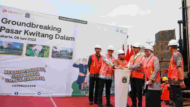 Penjabat (Pj) Gubernur DKI Jakarta Heru Budi Hartono saat meresmikan dimulainya pembangunan atau groundbreaking Pasar Kwitang Dalam, Jakarta Pusat, Kamis (8/6/2023). (Winda Nelfira/Liputan6.com)