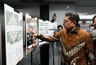 Menteri Kebudayaan Fadli Zon mengamati desain pemenang Sayembara Masterplan Museum Majapahit. (dok. Biro Humas Kemenbud)