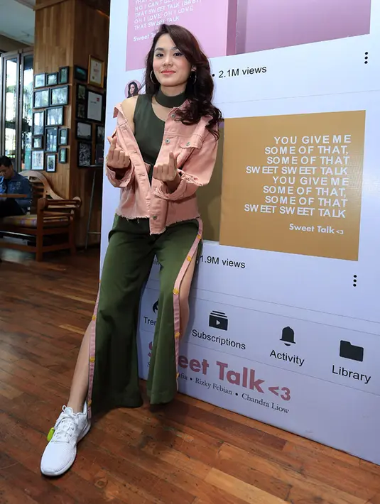 Lagu ciptaan pemeran Ellie dalam film The Underdogs dan Chandra Low itu diberi judul Sweet Talk. Dalam video klipnya, setidaknya dalam kurun waktu 20 hari telah dilihat 3,4 juta kali. (Deki Prayoga/Bintang.com)