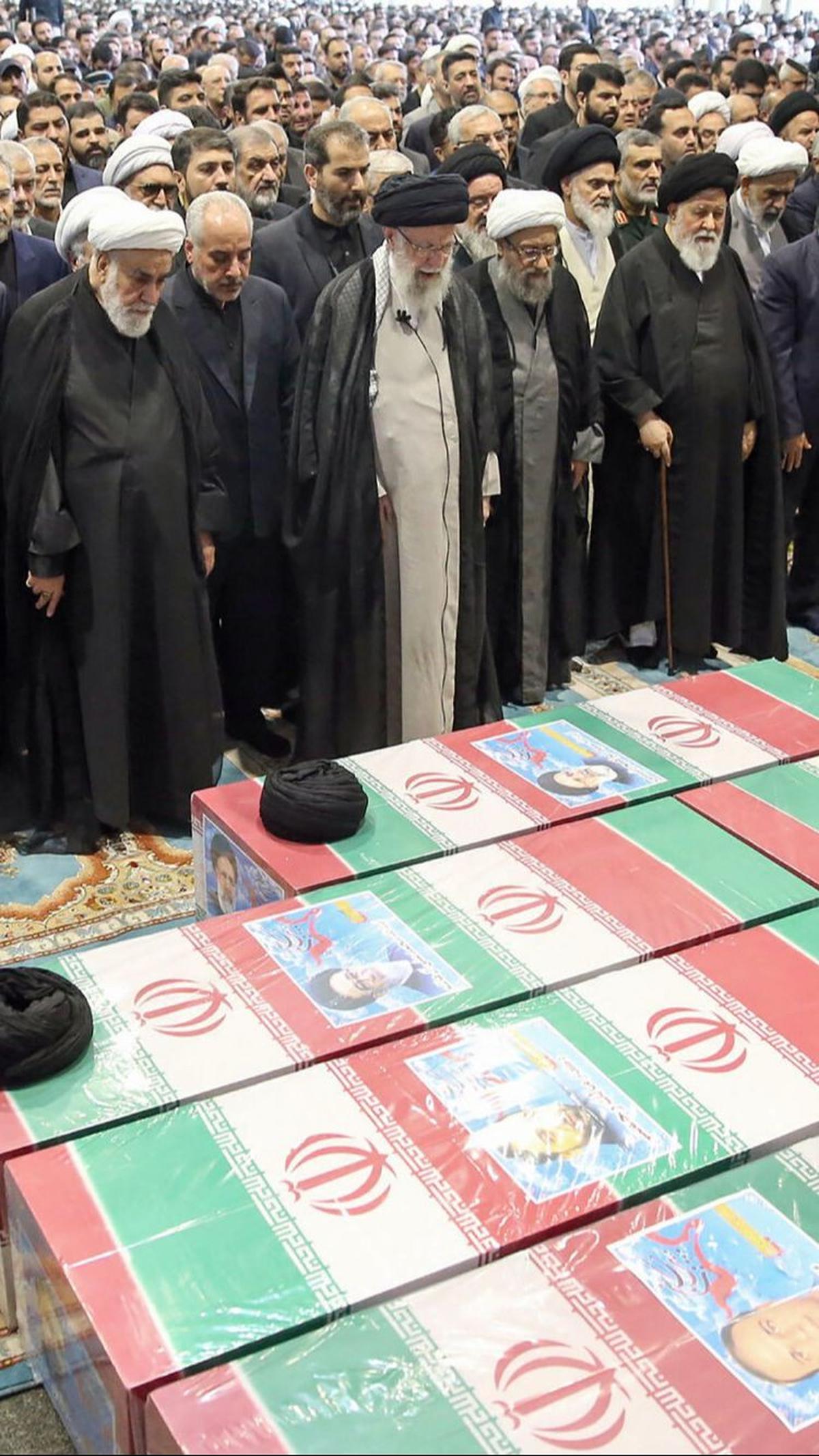 Pemimpin Tertinggi Iran Ayatolla Khamenei saat menjadi imam salat jenazah Presiden Iran Ebrahim Raisi dan tujuh pendampingnya di Teheran, Iran, Rabu (22/5/2024).&nbsp;Foto: Iranian Supreme Leader's Website/AFP