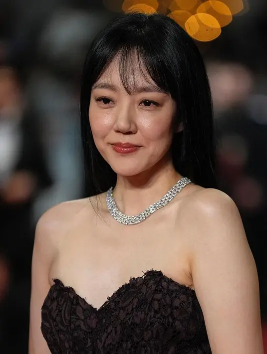 Lim Soo Jung kenakan off-the-shoulder dress dari Dolce & Gabbana. Gaun ini memiliki kerut di bagian pinggang, membalut tubuh Soo Jung dengan sempurna. Ia menambahkan aksesori kalung dan cincin dari Cartier, yang manis dan tidak menimbulkan kesan berlebihan. Foto: Instagram.